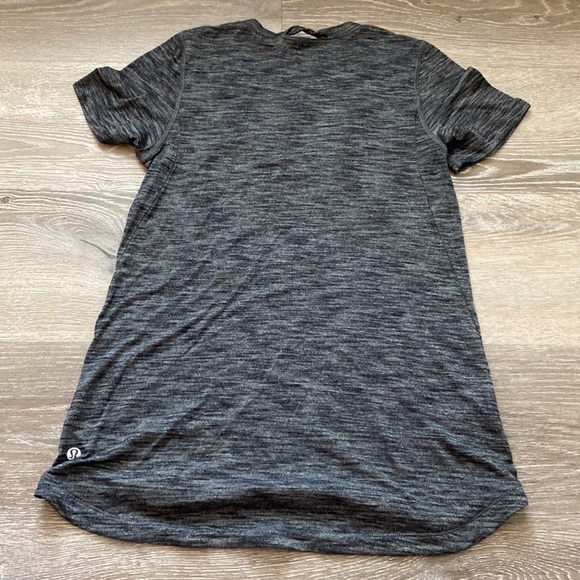 Lululemon V-neck athletic shirt women’s size small - Picture 3 of 3